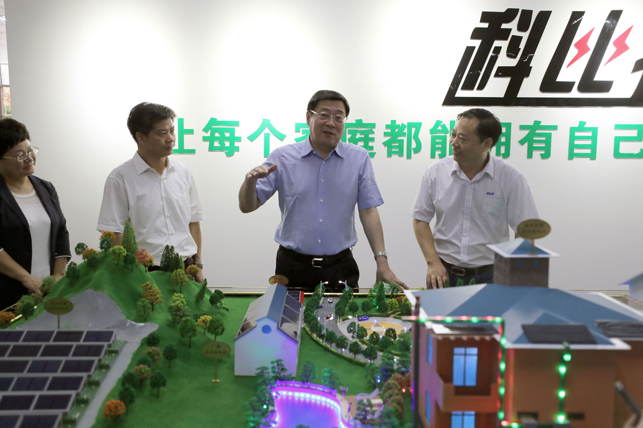 杜书记调研乐动手机版.jpg 杜书记调研乐动手机版.jpg