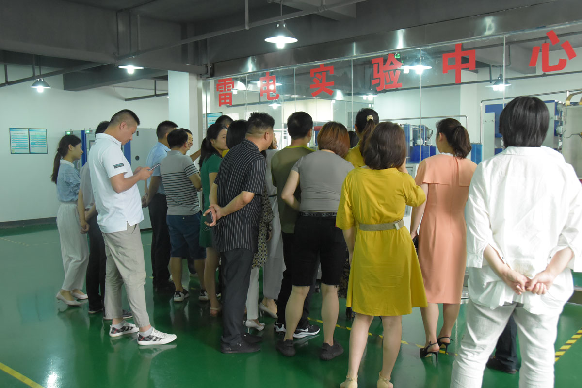 瑞士维多利亚大学MBA15-16班同学莅临乐动手机版防雷考察交流