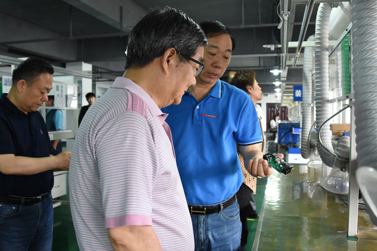 中国气象服务协会领导莅临乐动手机版防雷调研